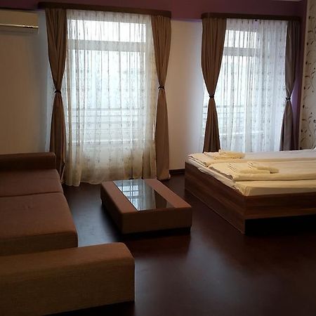 Sunlight Studio Apartment Орадя Екстер'єр фото