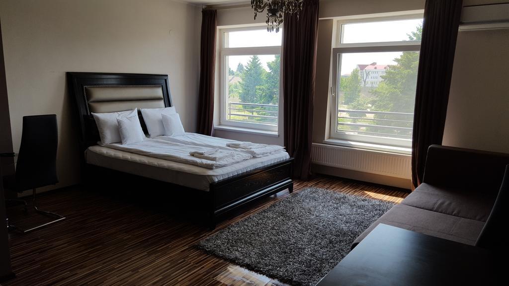 Sunlight Studio Apartment Орадя Екстер'єр фото