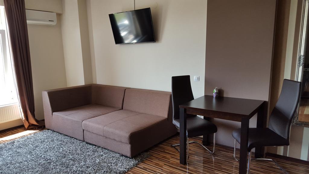 Sunlight Studio Apartment Орадя Екстер'єр фото